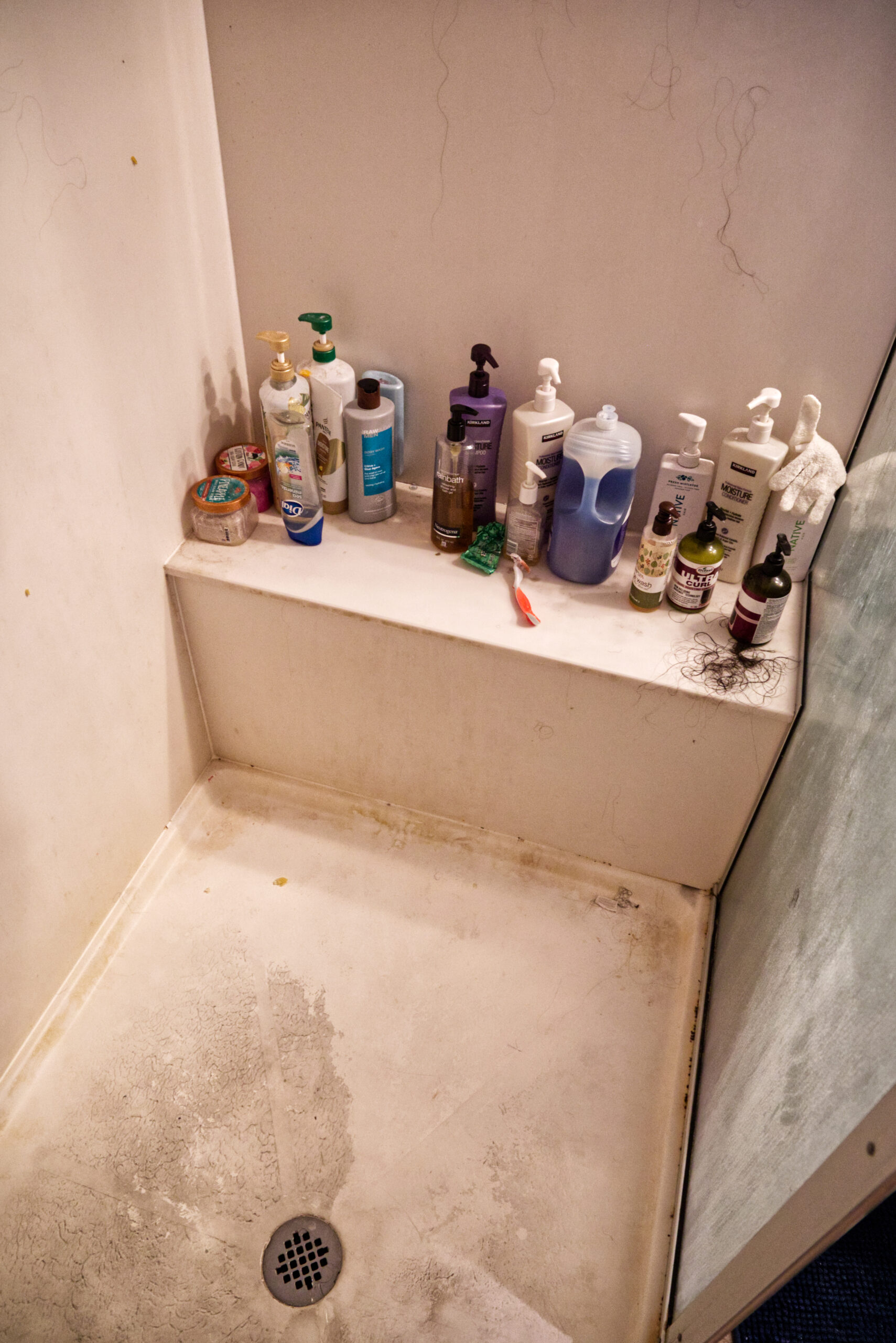 spitshinehomes dirty shower.01